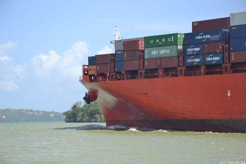 Bild: Containerschiff im Panama Kanal