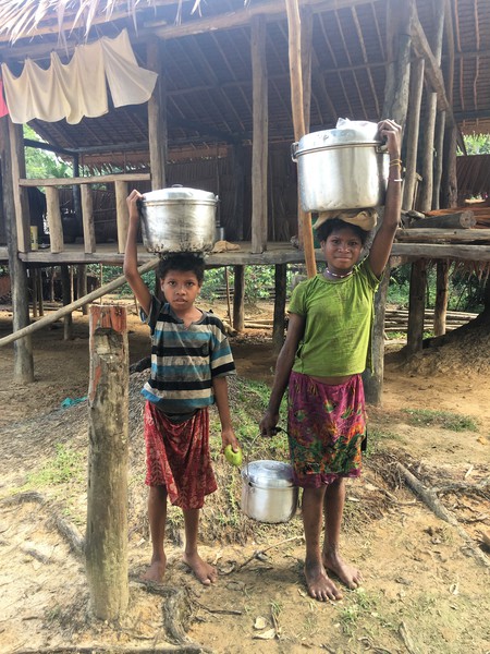 Bild: Kinder holen Trinkwasser