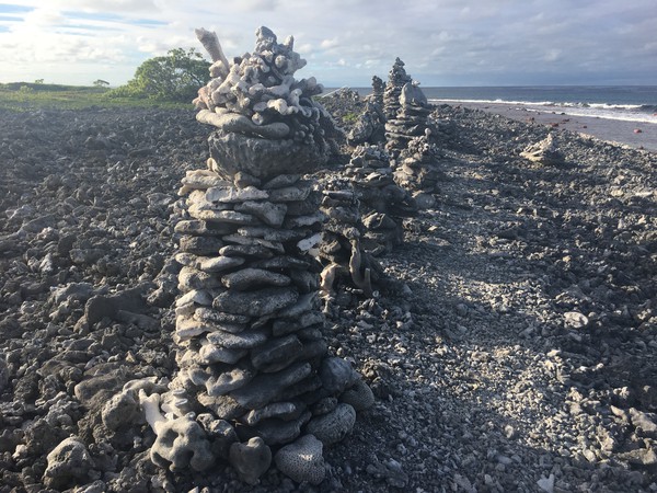 Bild: Stone piles at the pass of Tahanea