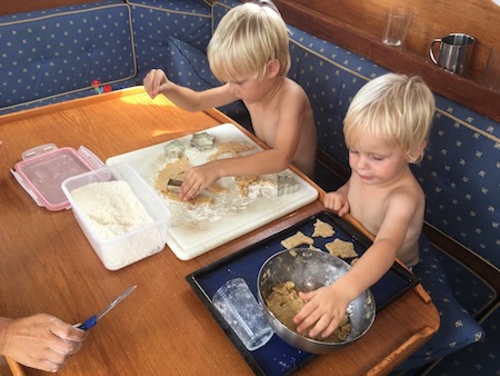 Bild: The boys help baking